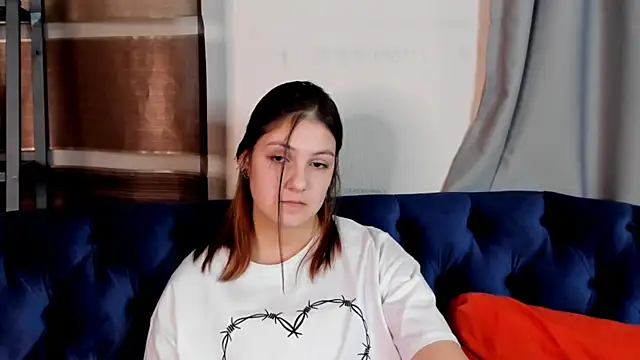 Snapshot of GuinevereGell chatting on December 27, 8:35 am GuinevereGell online show from December 27, 8:35 am