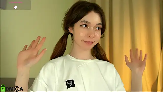 Snapshot of LittleOriana chatting on February 13, 8:34 pm LittleOriana online show from February 13, 8:34 pm