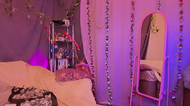 Snapshot of AliceOfWonders chatting on March 7, 6:13 am AliceOfWonders online show from March 7, 6:13 am