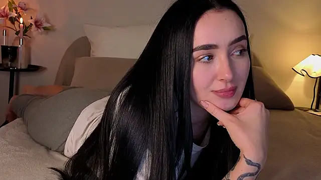 KimKhallifa online show from March 13, 4:45 pm