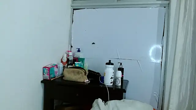 Snapshot of emmariders2 chatting on February 13, 8:17 am emmariders2 online show from February 13, 8:17 am