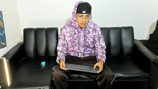 Snapshot of Br4ndxpimm chatting on May 4, 7:44 am Br4ndxpimm online show from May 4, 7:44 am