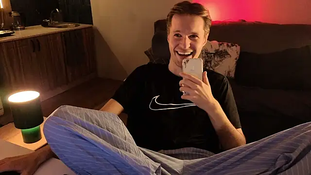 Leonnextdoor online show from February 4, 7:09 pm