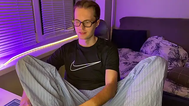 Leonnextdoor online show from February 2, 4:39 pm