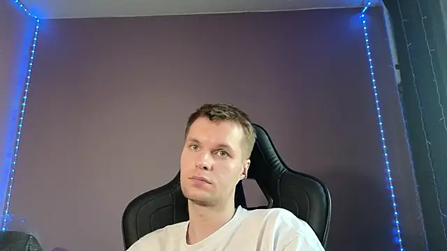 Snapshot of Leonnextdoor chatting on March 6, 9:58 am Leonnextdoor online show from March 6, 9:58 am