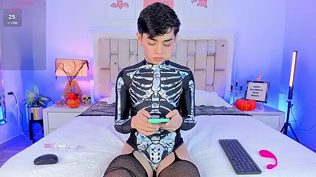 Snapshot of Maxi_little chatting on October 14, 9:15 pm Maxi little online show from October 14, 9:15 pm