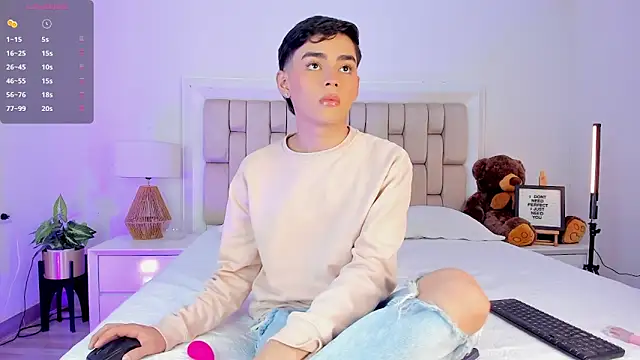 Snapshot of Maxi_little chatting on December 4, 9:25 pm Maxi little online show from December 4, 9:25 pm