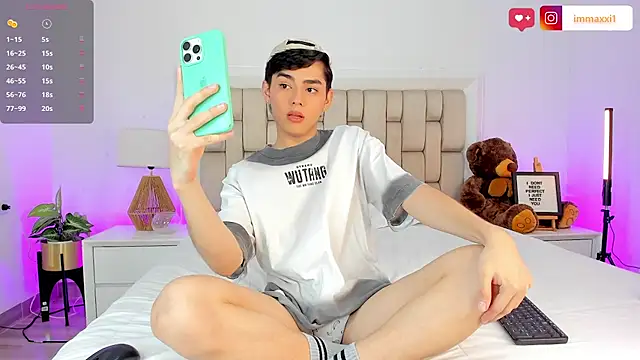 Snapshot of Maxi_little chatting on November 22, 8:51 pm Maxi little online show from November 22, 8:51 pm