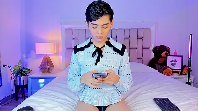 Snapshot of Maxi_little chatting on December 1, 9:59 pm Maxi little online show from December 1, 9:59 pm