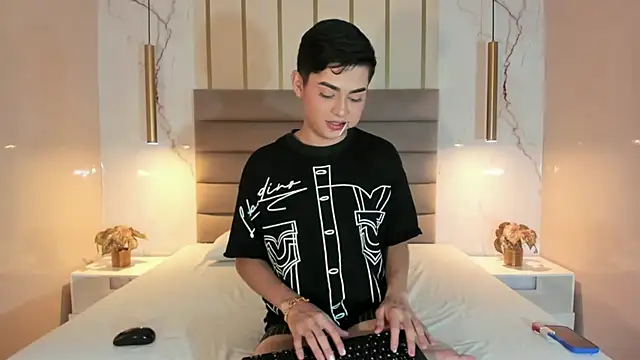 Snapshot of Maxi_little chatting on July 14, 8:26 pm Maxi little online show from July 14, 8:26 pm