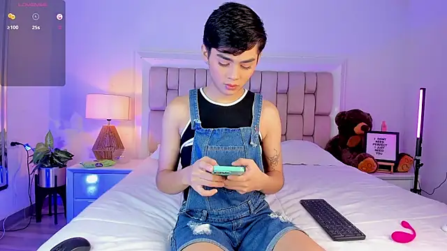 Snapshot of Maxi_little chatting on November 30, 12:00 am Maxi little online show from November 30, 12:00 am