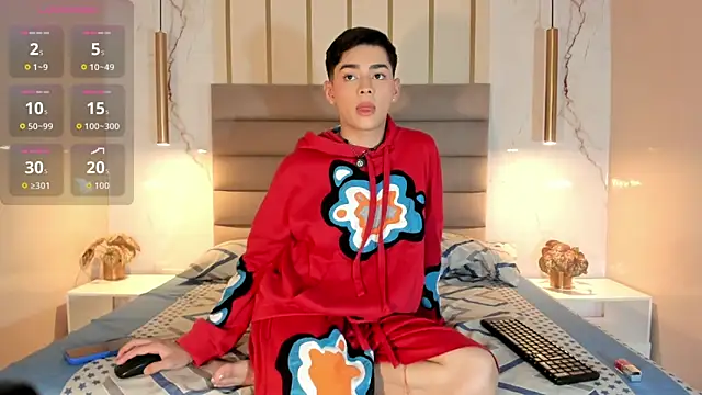 Snapshot of Maxi_little chatting on July 1, 8:20 pm Maxi little online show from July 1, 8:20 pm