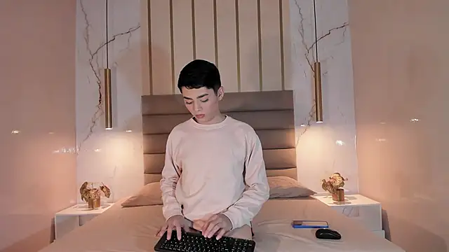 Snapshot of Maxi_little chatting on June 19, 8:03 pm Maxi little online show from June 19, 8:03 pm