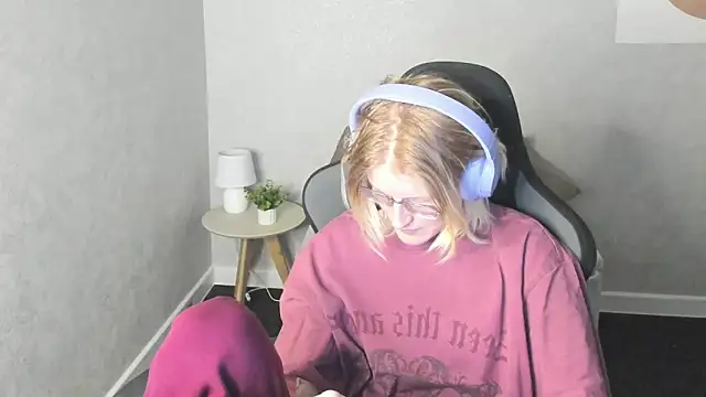 Snapshot of ElizabethHarpper chatting on December 5, 1:16 am ElizabethHarpper online show from December 5, 1:16 am