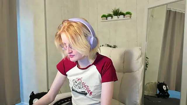 Snapshot of ElizabethHarpper chatting on October 31, 9:17 am ElizabethHarpper online show from October 31, 9:17 am