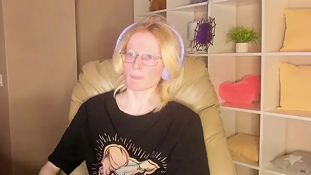 Snapshot of ElizabethHarpper chatting on November 3, 1:11 am ElizabethHarpper online show from November 3, 1:11 am