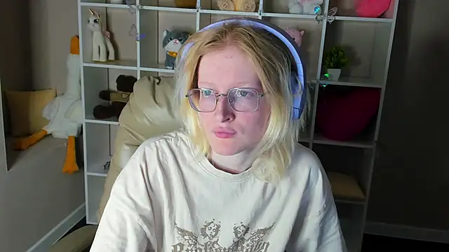 Snapshot of ElizabethHarpper chatting on December 15, 1:00 am ElizabethHarpper online show from December 15, 1:00 am