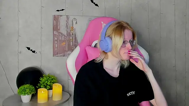 Snapshot of ElizabethHarpper chatting on November 4, 1:09 am ElizabethHarpper online show from November 4, 1:09 am