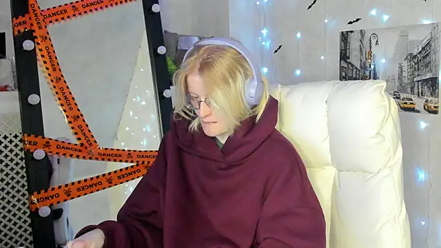 Snapshot of ElizabethHarpper chatting on November 11, 1:33 am ElizabethHarpper online show from November 11, 1:33 am