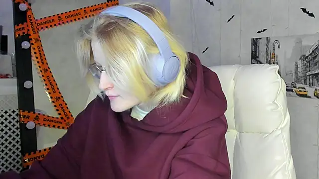 Snapshot of ElizabethHarpper chatting on November 12, 1:54 am ElizabethHarpper online show from November 12, 1:54 am