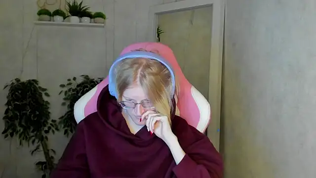 Snapshot of ElizabethHarpper chatting on November 29, 1:06 am ElizabethHarpper online show from November 29, 1:06 am