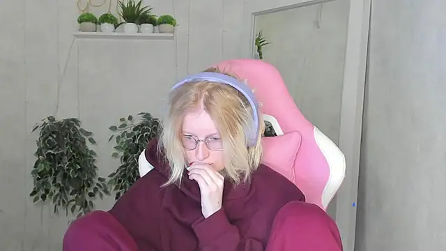 Snapshot of ElizabethHarpper chatting on November 28, 1:06 am ElizabethHarpper online show from November 28, 1:06 am