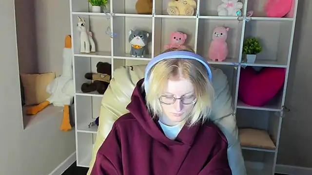 Snapshot of ElizabethHarpper chatting on December 16, 12:37 am ElizabethHarpper online show from December 16, 12:37 am