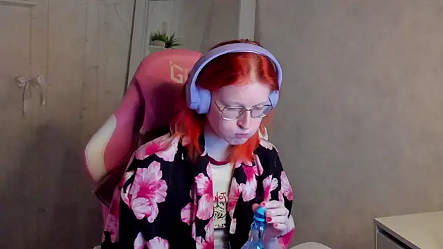 ElizabethHarpper online show from February 5, 8:10 am