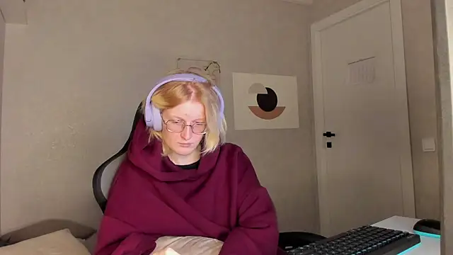 Snapshot of ElizabethHarpper chatting on November 10, 1:21 am ElizabethHarpper online show from November 10, 1:21 am