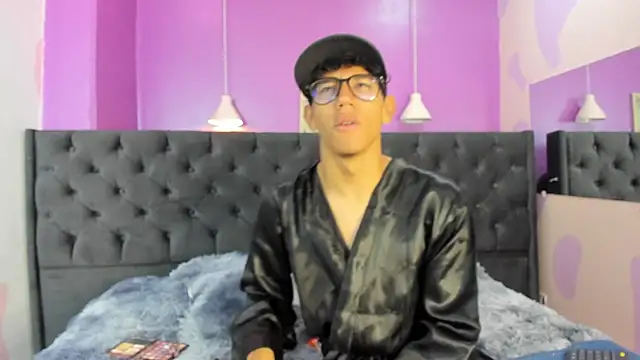 Snapshot of RyanPricee chatting on March 5, 8:32 am RyanPricee online show from March 5, 8:32 am