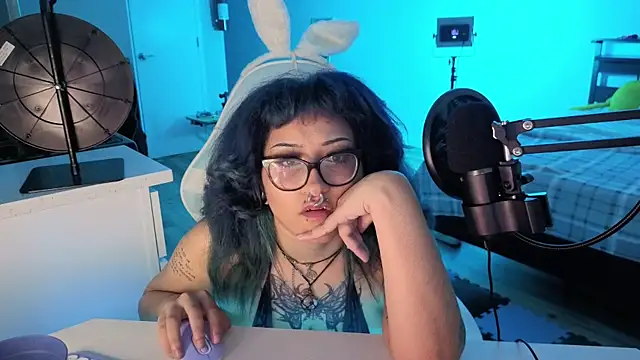 Snapshot of deluxxxeblu chatting on June 11, 12:32 am deluxxxeblu online show from June 11, 12:32 am