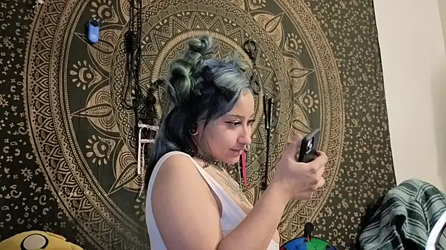 Snapshot of deluxxxeblu chatting on December 14, 4:51 am deluxxxeblu online show from December 14, 4:51 am