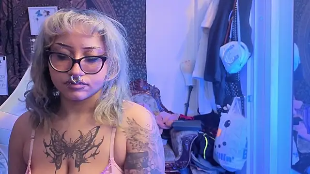 Snapshot of deluxxxeblu chatting on January 19, 3:21 am deluxxxeblu online show from January 19, 3:21 am