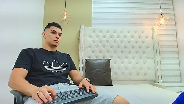 DAVID VICTORIAA online show from February 20, 1:02 pm