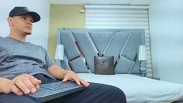 DAVID VICTORIAA online show from April 15, 12:53 pm