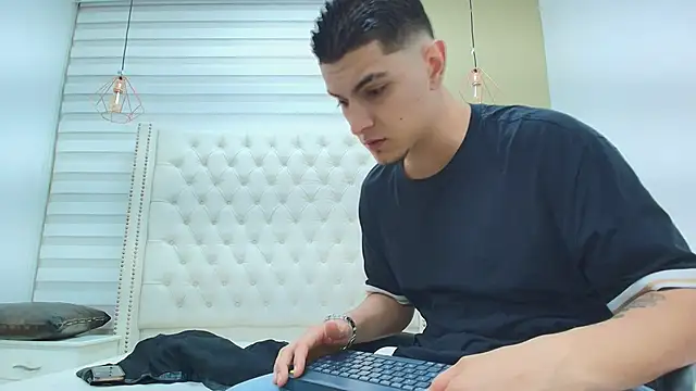 DAVID VICTORIAA online show from December 18, 12:53 pm