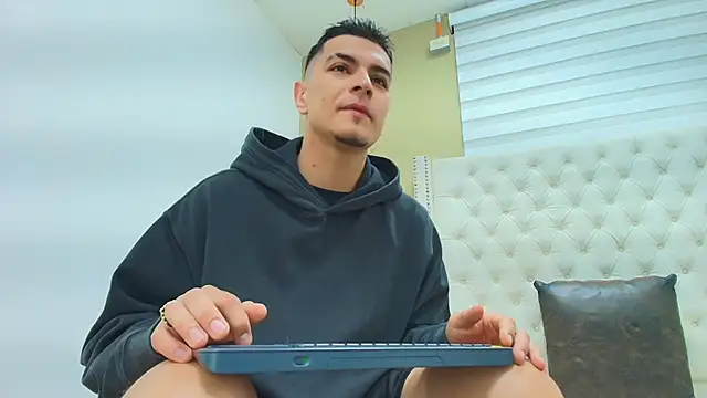 DAVID VICTORIAA online show from February 21, 1:02 pm