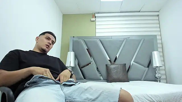 DAVID VICTORIAA online show from May 28, 1:06 pm