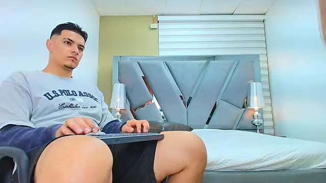 DAVID VICTORIAA online show from April 11, 1:04 pm