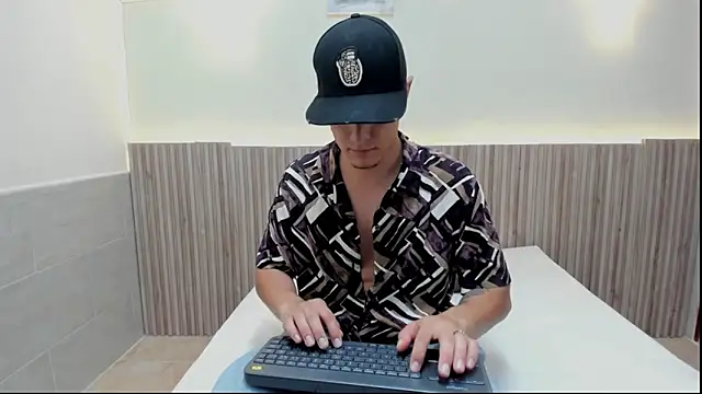 DAVID VICTORIAA online show from March 14, 7:34 pm