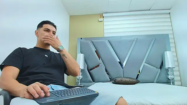 DAVID VICTORIAA online show from April 21, 12:56 pm