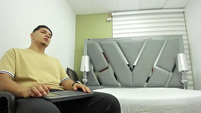 DAVID VICTORIAA online show from May 26, 12:58 pm