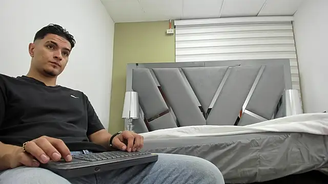 DAVID VICTORIAA online show from May 15, 1:09 pm