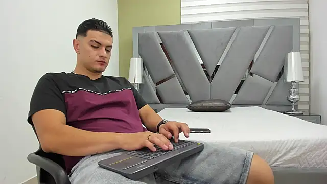 Snapshot of DAVID_VICTORIAA chatting on June 19, 1:17 pm DAVID VICTORIAA online show from June 19, 1:17 pm