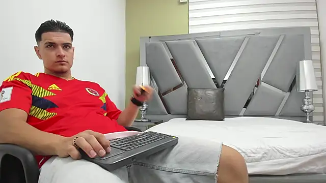 DAVID VICTORIAA online show from June 2, 1:00 pm