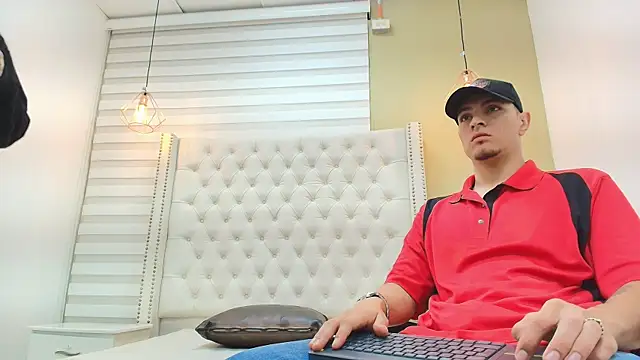 DAVID VICTORIAA online show from December 16, 1:04 pm