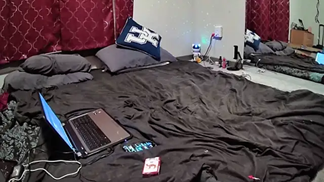 Snapshot of StruggleSnuggles chatting on December 3, 5:30 am StruggleSnuggles online show from December 3, 5:30 am