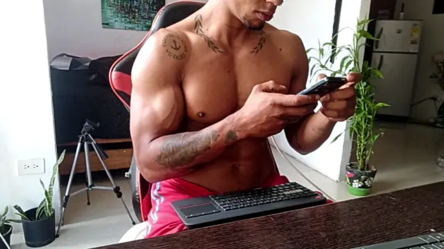 Snapshot of Adam_Valenciia chatting on June 1, 1:22 pm Adam Valenciia online show from June 1, 1:22 pm