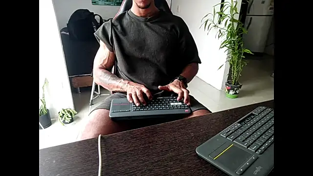 Snapshot of Adam_Valenciia chatting on June 6, 8:47 pm Adam Valenciia online show from June 6, 8:47 pm