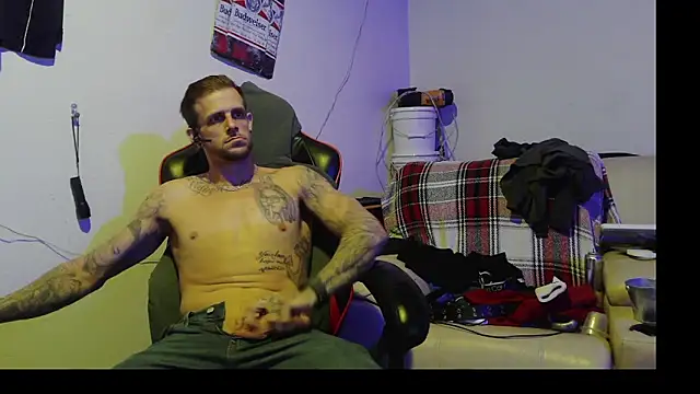 Snapshot of JamesMichael88 chatting on February 25, 8:11 pm JamesMichael88 online show from February 25, 8:11 pm